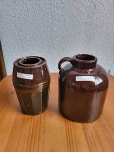 lot 200 image: Set of 2 Vintage Stoneware Pieces - Peoria Pottery Wax Sealer and MSWCo Jug