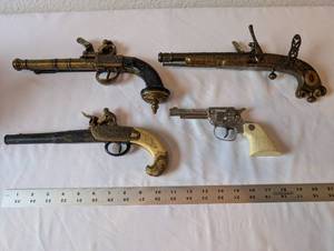lot 132 image: Set of 4 Vintage Decorative Toy Pistols and Revolver Replicas