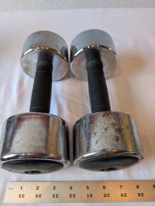 lot 140 image: Pair of 15 lb Chrome Dumbbells with Rubber Grips