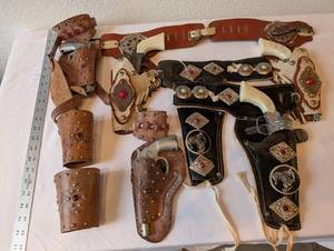 lot 175 image: Vintage Western Toy Cap Gun and Holster Collection