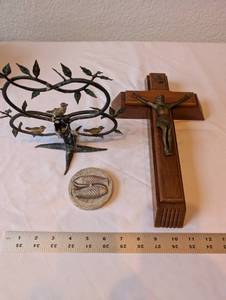 lot 216 image: Lot of 3 Religious Decor Items - Metal Crucifix, Fish Plaque, Bird Motif Stand