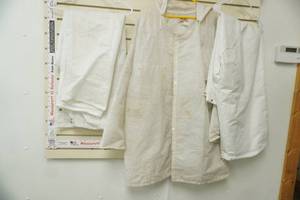 lot 61 image: Cabelas Winter Hunting White Suit