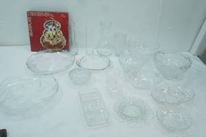 lot 72 image: Crystal Collectible Serving Dishes, Bowls, Vases
