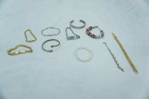 lot 75 image: Jewelry Bracelet Lot Gold & Silver Toned, Faux Pearl, Faux Diamond, Diabetic