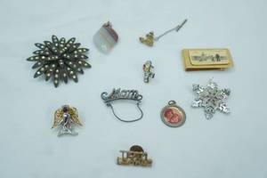 lot 76 image: Jewelry Lot Broaches, Pins, Money Clip