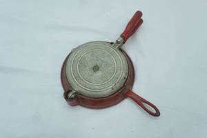 lot 105 image: Antique Arcade Toy Waffle Iron. 1930s