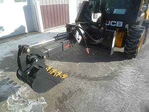 lot 20 image: Landhoner Skid Steer Back Hoe