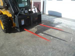 lot 43 image: Skid Steer Bale Spear   BS-12-2500G  New condition.