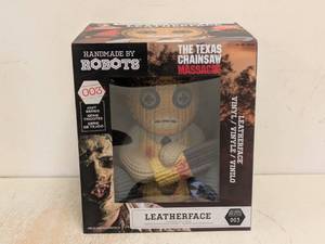 lot 5 image: NEW HANDMADE BY ROBOTS THE TEXAS CHAINSAW MASSACRE (LEATHERFACE)