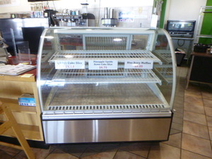 lot 9 image: Federal Refrigerated Bakery Display Case