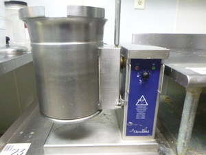 lot 24 image: Cleveland Electric Groen Kettle