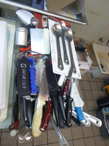 lot 100 image: Kitchen Utensils