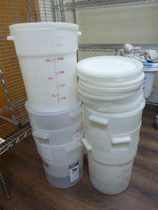 lot 110 image: 24 Quart Food Containers with Lids