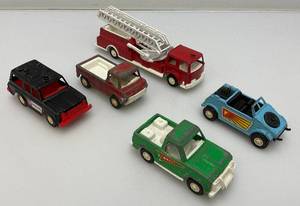 lot 101 image: Vintage Miniature Die Cast Tootsie Toy Cars And More