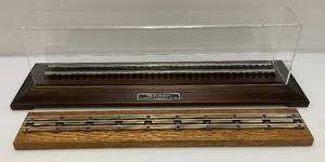 lot 184 image: Vintage O Gauge Display Bases One With Acrylic