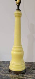lot 90 image: Vintage Buttercup Yellow Ceramic Table Lamp