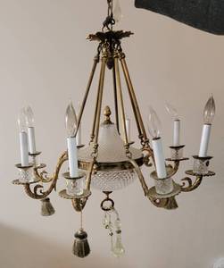 lot 91 image: Elegant 8 Light Brass and Quilted Glass Chandelier