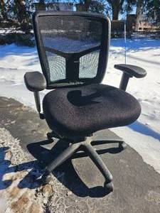 lot 124 image: Ergonomic Mesh-Back Office Task Chair