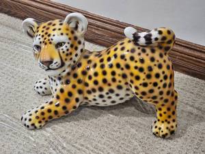 lot 16 image: Spotted Leopard Ceramic Figurine Decor