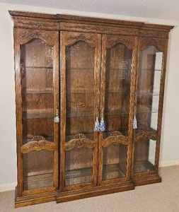 lot 7 image: Tomlinson Furniture Four-Piece Breakfront Display Cabinet