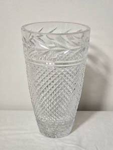 lot 34 image: Tall Clear Cut Crystal Vase