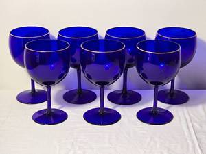 lot 93J image: Set of Six Cobalt Blue Wine Glasses with Gold Rim