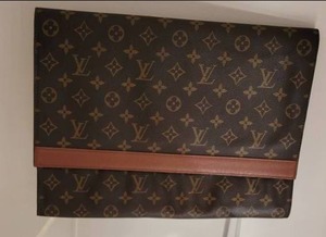 lot 26 image: Louis Vuitton Monogram Portfolio