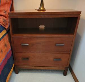 lot 22 image: Stickley Cherry Metropolitan Collection Nightstand, pair