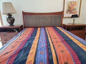 lot 24 image: Stickley Cherry Metropolitan Collection Queen Bed