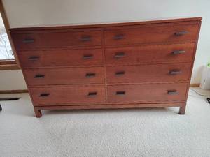 lot 23 image: Stickley Cherry Metropolitan Collection 8 Drawer Dresser