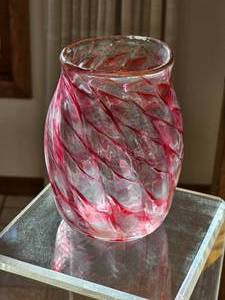 lot 148 image: Signed Art Glass Vase by Peter Zelle