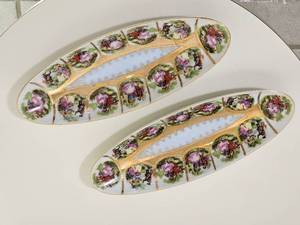 lot 221 image: Royal Vienna Gilt Porcelain Serving Platters, pair