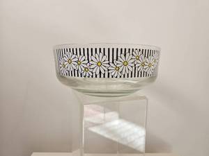lot 301 image: Vintage Clear Glass Daisy Rim Serving Bowl with Black Stripe Border
