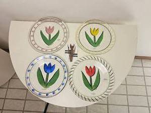 lot 145 image: Kosta Boda Hand-Painted Tulip Glass Plates, Set of Four