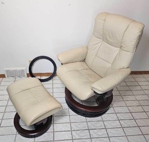 lot 18 image: Ekornes Stressless Recliner Chair with Ottoman