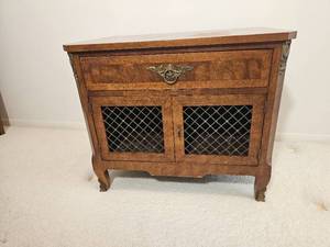 lot 96 image: Provincial Henredon Nightstand with Romantic Brass Hardware & Embellishments