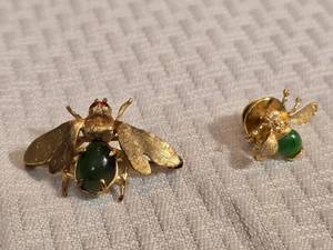 lot 73A image: Gold Tone Bee Brooch and Matching Stick Pin with Green Cabochon Accents Costume Jewelry Set
