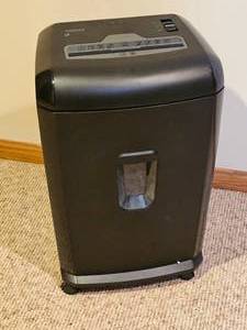 lot 331 image: Staples Cross-Cut Paper Shredder - Model SPL-BXC152A