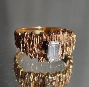 lot 8 image: 14K Gold Brutalist Diamond Solitare Cocktail Ring  6g, size 8.5