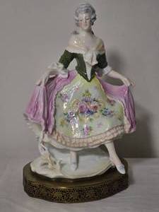 lot 238 image: Vintage Porcelain Lady Figurine on Decorative Base