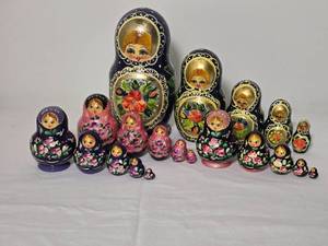 lot 243 image: Hand Painted Russian Nesting Doll Collection