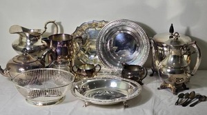 lot 199D image: Extensive Silverplate Serving and Tea Service Collection