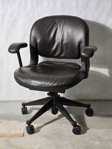 lot 276 image: Ultra-Comfortable Black Rolling Office Chair