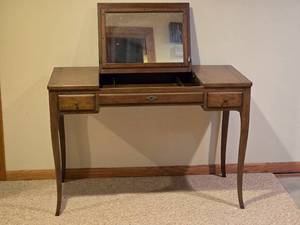 lot 280 image: Vintage Baker Flip-Top Vanity Desk