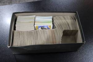 lot 47 image: Mixed Sports Low Grade Vintage Lot  Heavy 1972 Topps Football & Baseball