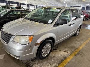 lot 15 image: 2008 Chrysler Town & Country LX