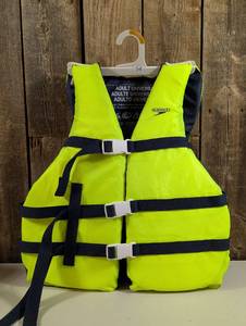 lot 54 image: Speedo - Green Adult Basic Life Vest