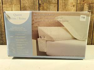 lot 118 image: Essential Comfort Bed Wedge Pillow, Queen Size