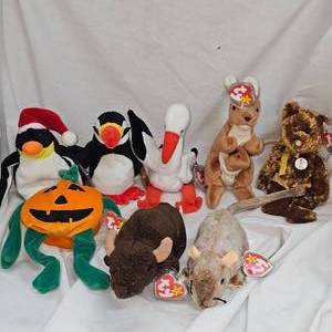 lot 33 image: 8 Ty Beanie Babies