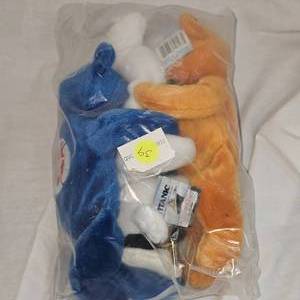 lot 39 image: S.S. Titanic Beanie Set of 3 Bears